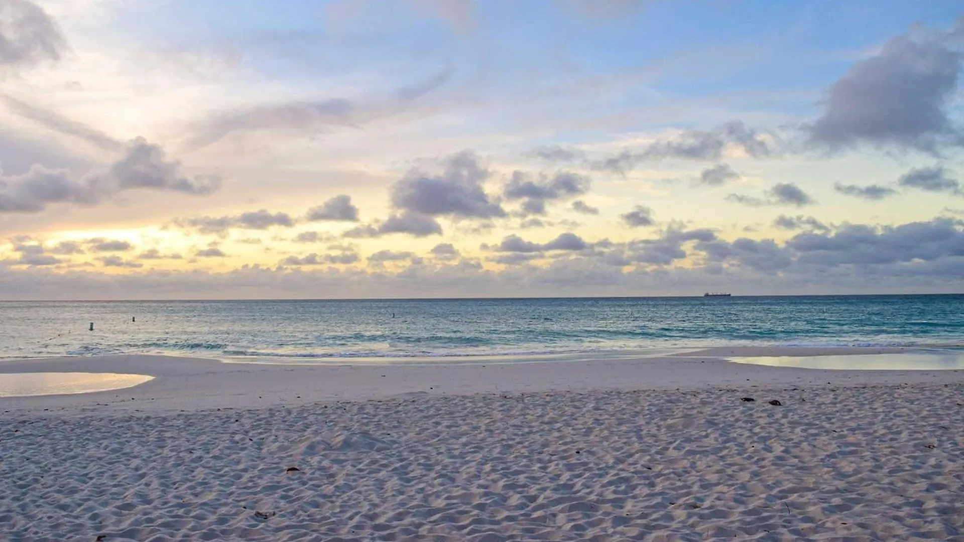 Beachfront - Summer View 2Br Condo - A244 شاطئ بالم